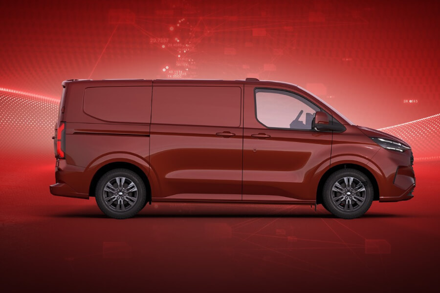 Ford Transit Custom in Rot in der Seitenansicht steht vor rotem Hintergrund
